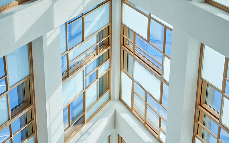 三角屋根のガラス窓