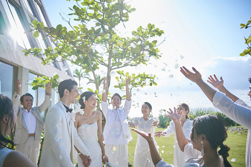 家族や友人、同僚だけで行う少人数の沖縄結婚式のゲストの人数の目安。招待の範囲は？