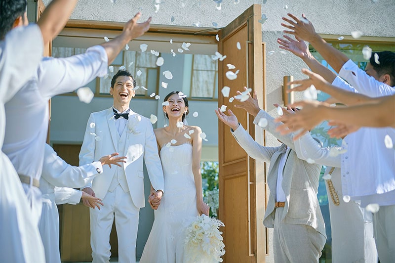 家族や友人、同僚だけで行う少人数の沖縄結婚式の過ごし方