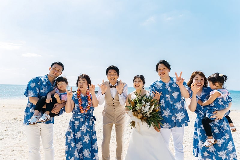 沖縄の結婚式でかりゆしウェアでの参列がおすすめ