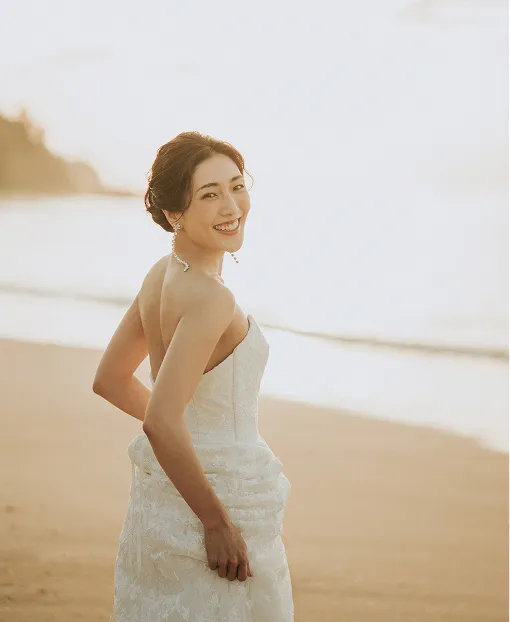砂浜でウェディングドレスを纏い、笑顔を見せる俳優・文音（あやね）のプロフィール写真