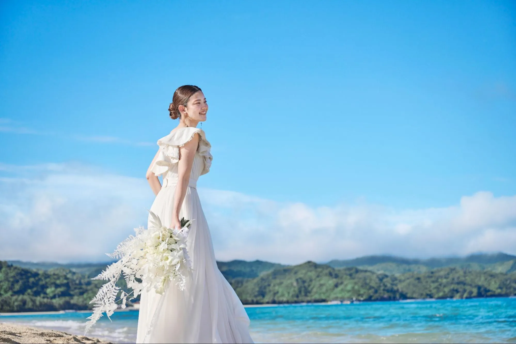 沖縄の海と美しいドレスで最高の一日を