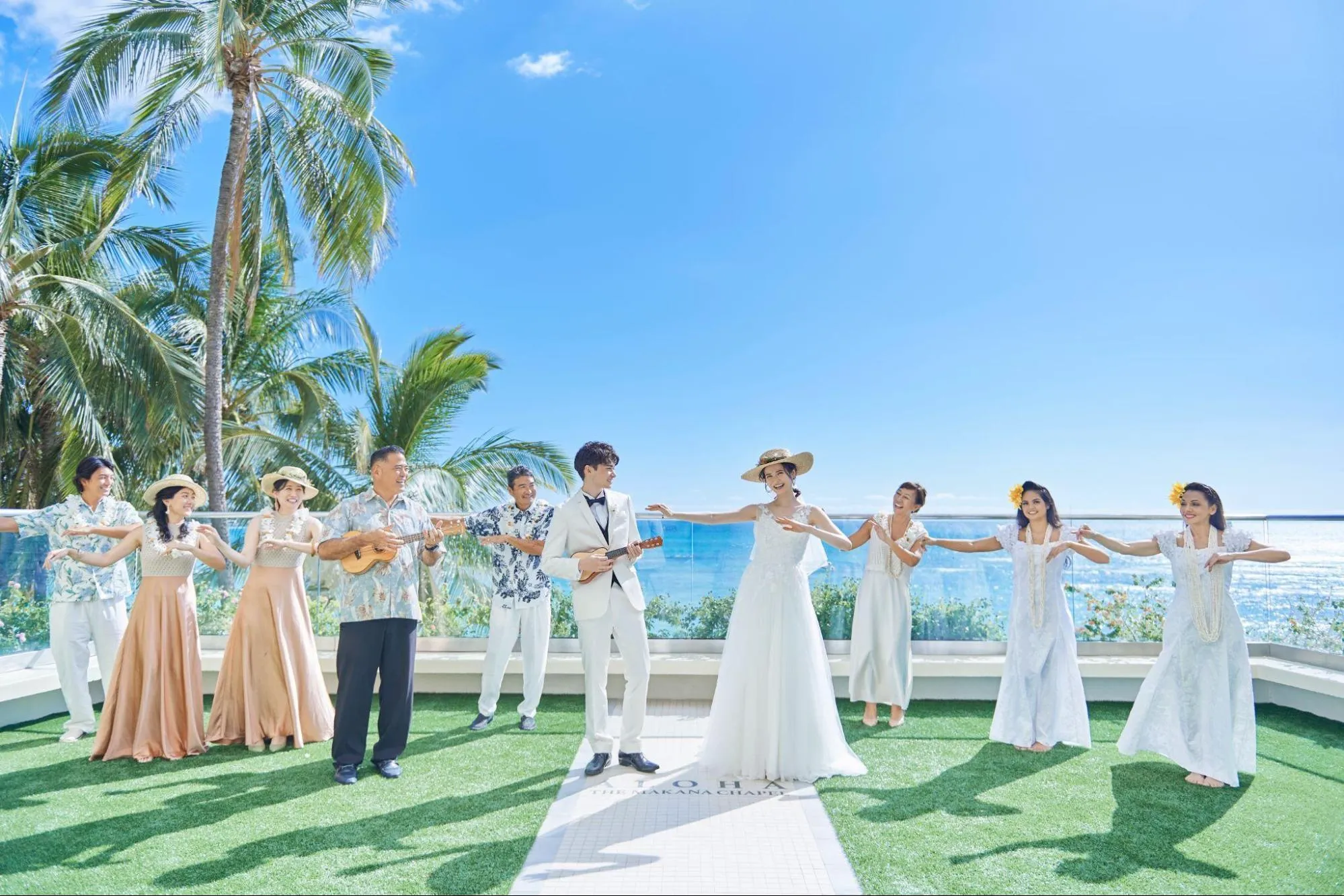 定番は「アロハシャツ＋チノパン」