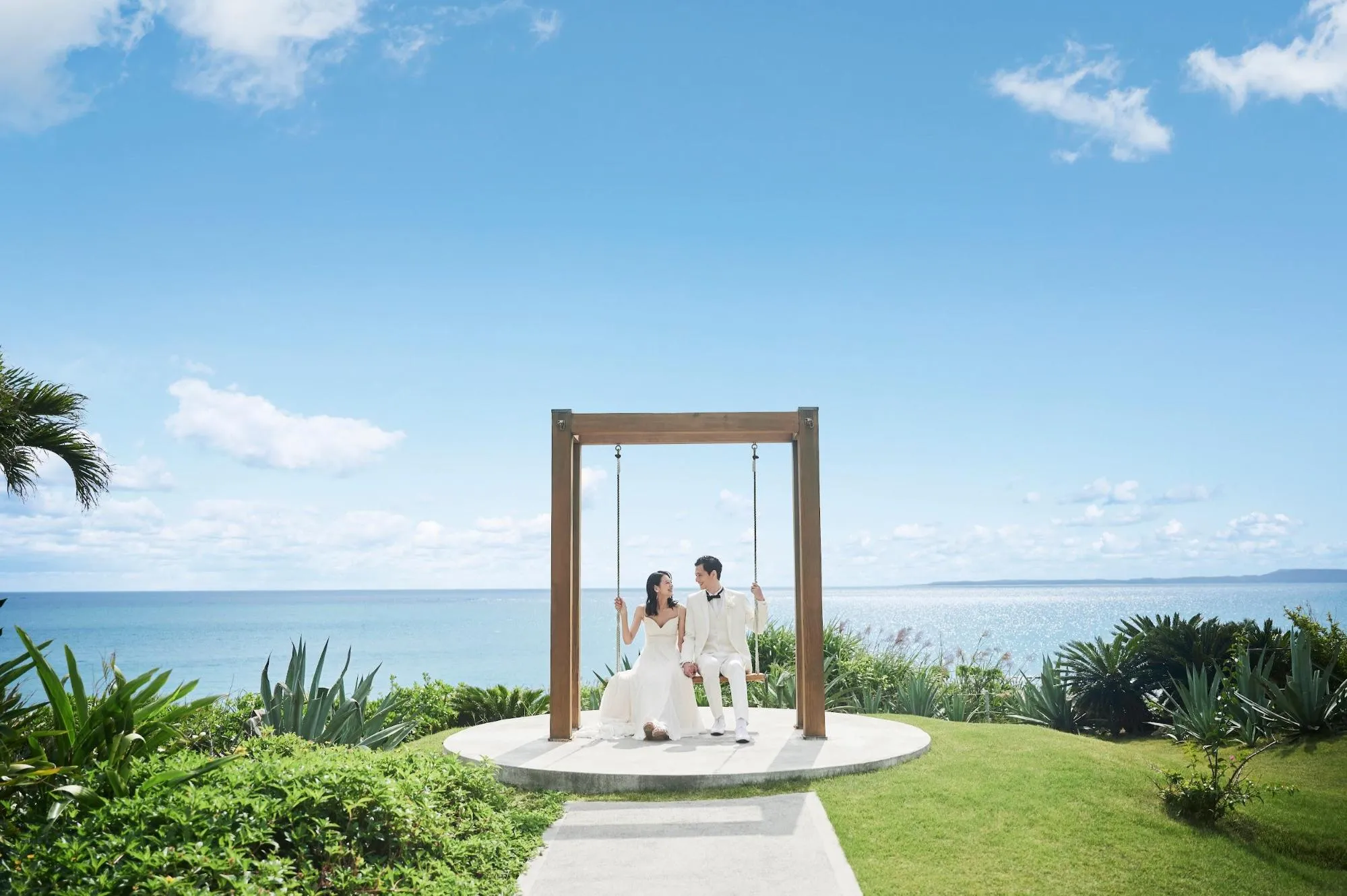 海と緑を背景にした非日常のフォトジェニック空間