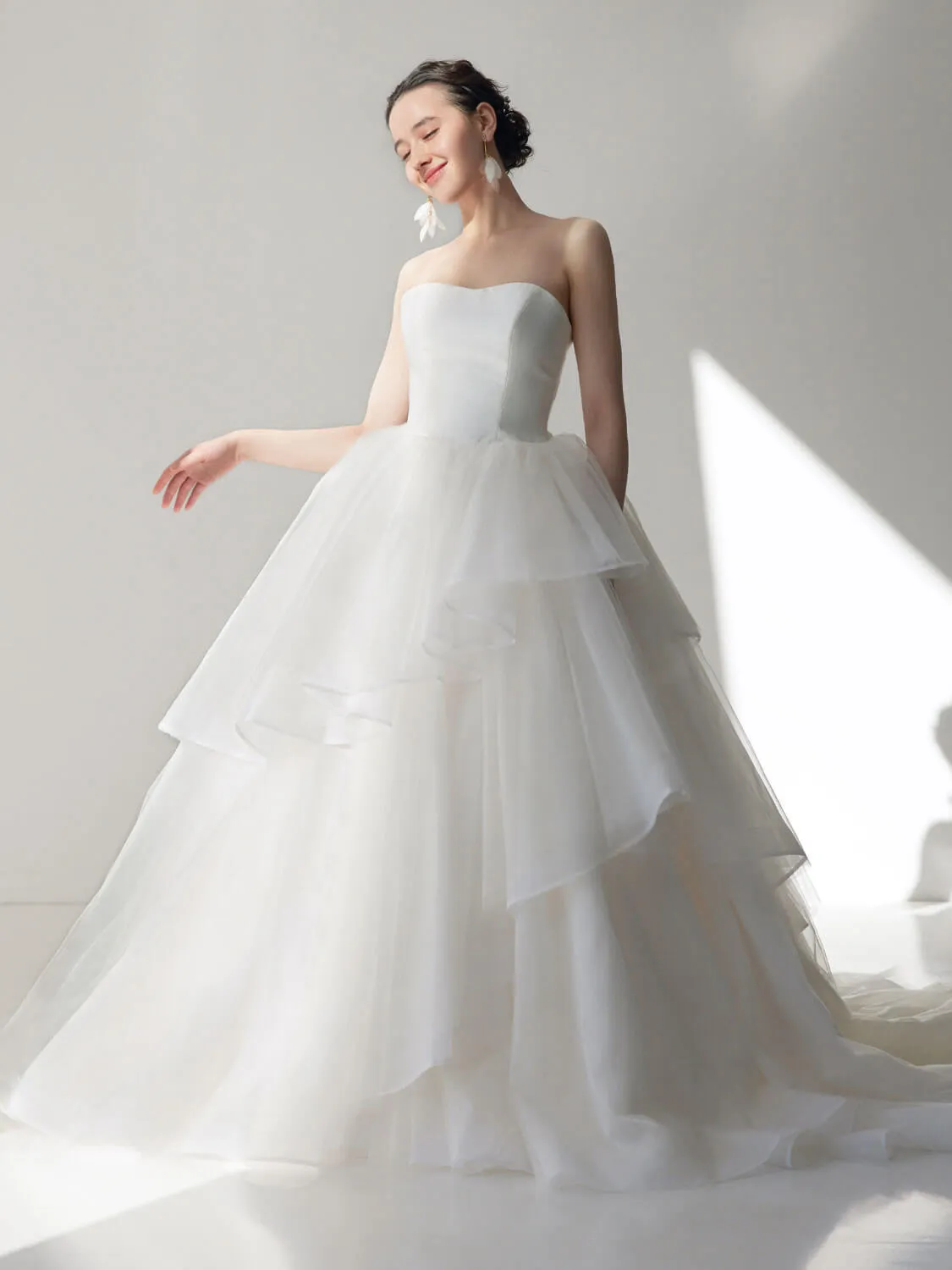 軽やかに揺れるシフォン素材のドレス