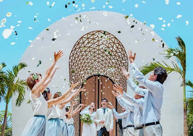 チャペルの前でフラワーシャワーに祝福される新郎新婦