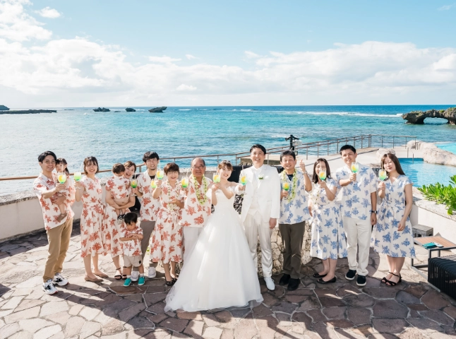 海辺でカクテルを手にする新郎新婦とゲスト