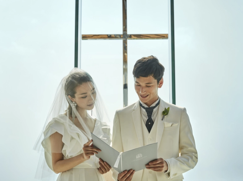 瀬良垣島教会で挙式する新郎新婦