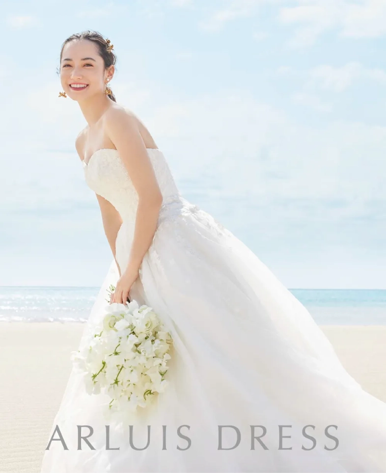 ビーチでアールイズ・ドレスを着た花嫁
