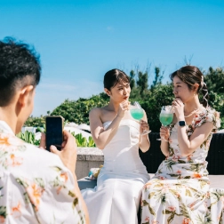 ゲストと歓談する新婦