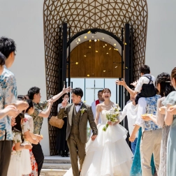 ゲストに祝福される新郎新婦