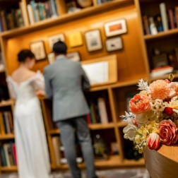 結婚証明書に署名する新郎新婦
